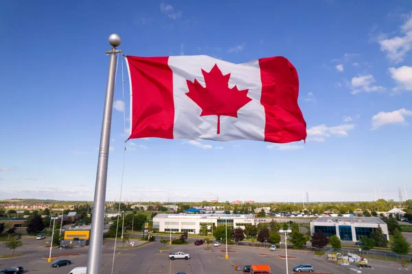 Toronto Ontario Kanada August 2022 Die Kanadische Flagge Weht Sommerblauen — Stockfoto
