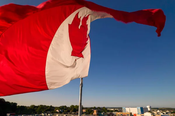 Die Kanadische Flagge Weht Sommerblauen Himmel Kanadische Flagge Weht Wind — Stockfoto