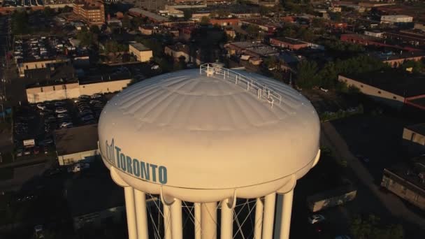 トロント オンタリオ州 カナダ 8月26 2022 黄金の時間で市内の水車の空中ビュー 夏の日没の夜に水塔や貯水タンク 飲料水の流通に使用される — ストック動画