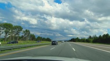 Otoyol 400 Ontario, Kanada - 29 Haziran 2022: Kuzey Amerika, Kanada 'da kırsal bir otoyolda araba sürmek. Gündüz yolculuk macerası. Yolculuk tatili. Şehir dışına gezmeye ve keşfetmeye..