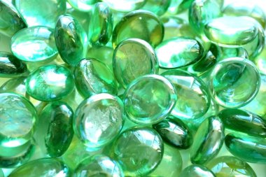 Soyut arkaplan. Parlak yeşil cam çakıl