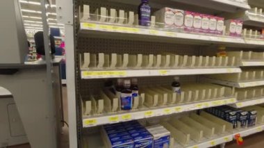 Toronto, Ontario, Kanada - 2 Aralık 2022: Tüm eczanelerde boş raflar. Kanada 'da küresel ağrı ve ateş ilacı kıtlığı var. Uyuşturucu kıtlığı nedeniyle RSV.