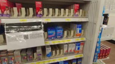 Toronto, Ontario, Kanada - 2 Aralık 2022: Soğuk algınlığı ilacı kıtlığı. Tylenol, Johnson & Johnson, Advil. Rafa imza at Her müşteri için limit 3.