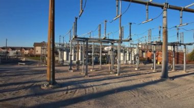 Elektrik santrali ya da yüksek voltajlı elektrik hatları ve kablolarından oluşan elektrik şebekesi. Şehir ve evlere enerji aktarımı ve dağıtımı. Elektrik ve altyapı gelişimi kavramı.