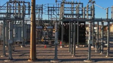 Elektrik santrali ya da yüksek voltajlı elektrik hatları ve kablolarından oluşan elektrik şebekesi. Şehir ve evlere enerji aktarımı ve dağıtımı. Elektrik ve altyapı gelişimi kavramı.