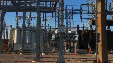 Elektrik santrali ya da yüksek voltajlı elektrik hatları ve kablolarından oluşan elektrik şebekesi. Şehir ve evlere enerji aktarımı ve dağıtımı. Elektrik ve altyapı gelişimi kavramı.