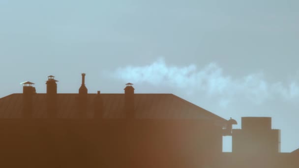 Mlhavý Den Kouř Vychází Komína Činžovního Domu Trubka Střeše Jako — Stock video
