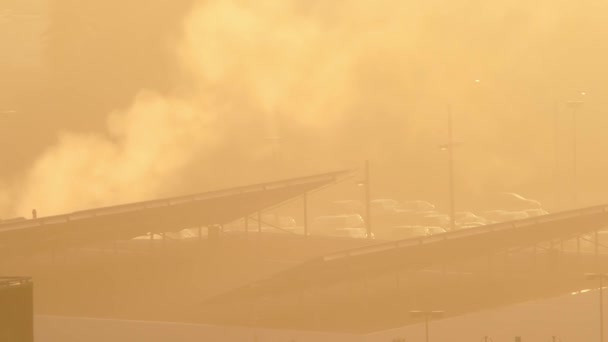 Ködös Nap Füstölgő Kémény Lakásfűtés Télen Városi Fűtőrendszer Gázzal Vagy — Stock videók