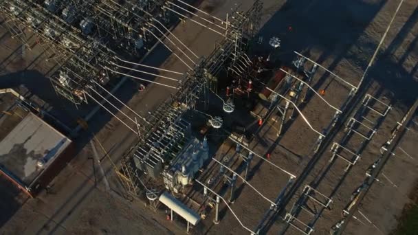 Estação Rede Elétrica Alta Tensão Abrandar Pylons Cabos Alimentação Transferência — Vídeo de Stock
