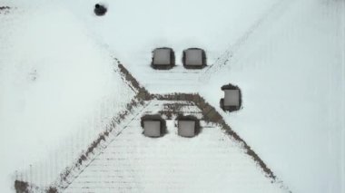 Olası hasar var mı diye hava konutlarının çatı teftişi müteahhitlerin çatı onarımından sonra yapılan soruşturmalar. Tadilattan sonra baca ve havalandırma kontrol edildi. Kışın çatı ve kiremitler.