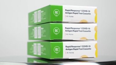 Toronto, Ontario, Kanada - 30 Aralık 2022: Hızlı Yanıt Covid 19 antijen hızlı test cihazı kaseti. Çünkü sadece tüp bebek kullanımında.