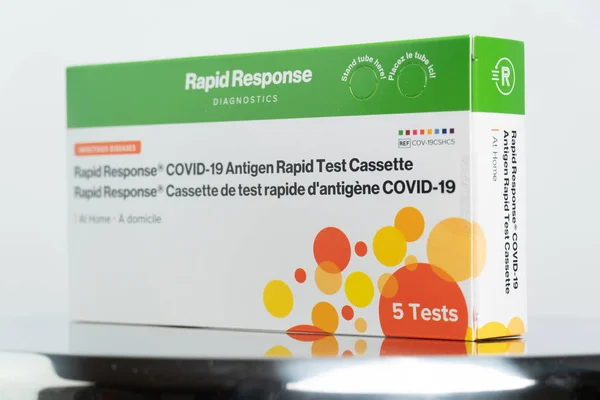 Toronto, Ontario, Kanada - 30 Aralık 2022: Hızlı Yanıt Covid 19 antijen test kaseti. Test kasetleri, çubuklar, tampon tüpleri, atık torbaları, talimatlar içerir. 