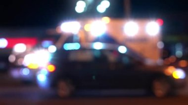 Geceleri yanıp sönen ışıklar ve ağır çekimde ambulans. Ambulans arabası acil durum mahallinde. Kaza mahallinde acil servis. Araba kazası..