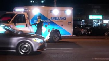 Toronto, Ontario, Kanada - 5 Aralık 2022 gecesi yanıp sönen ışıklarla ambulans. Ambulans arabası acil durum mahallinde. Kaza mahallinde acil servis. Araba kazası..