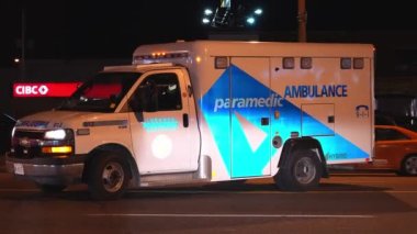 Toronto, Ontario, Kanada - 5 Aralık 2022 gecesi yanıp sönen ışıklarla ambulans. Ambulans arabası acil durum mahallinde. Kaza mahallinde acil servis. Araba kazası..