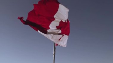 Toronto kenti Ontario Canada 'nın anısına Kanada bayrak direğinde ağır çekimde. Kanada Ulusal Bayrağı.