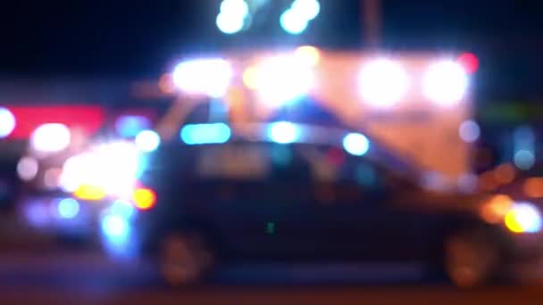 Kecelakaan Mobil Tengah Jalan Lampu Senter Ambulans Menerangi Jalan Paramedis — Stok Video