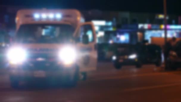 Bilolycka Mitt Vägen Ambulansficklampor Lyser Upp Vid Körfältet Sjukvårdare Rött — Stockvideo