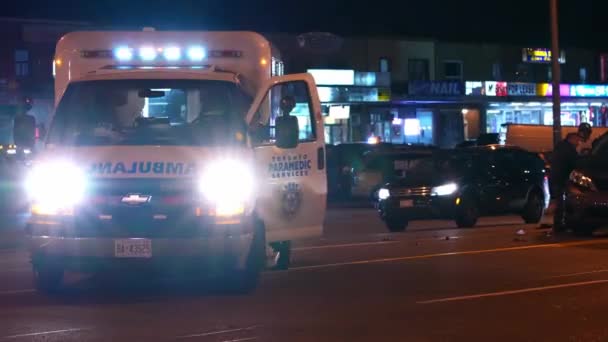 Toronto Ontario Kanada December 2022 Ambulans Natten Med Blinkande Ljus — Stockvideo