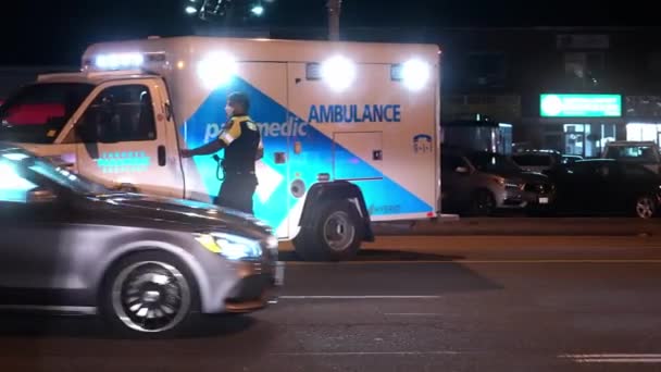Toronto Ontario Canada December 2022 Ambulance Night Flashing Lights Slow — Vídeo de stock