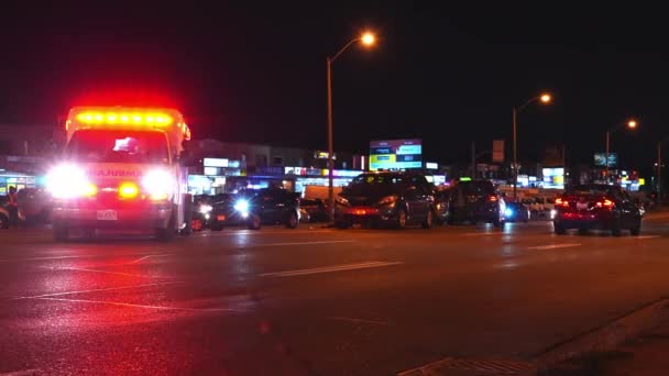 Toronto Ontario Kanada Prosince 2022 Autonehoda Uprostřed Silnice Záchranné Baterky — Stock video