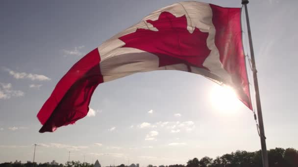 加拿大国旗在桅杆处缓慢运动 加拿大国旗 加拿大国庆日 Dominion Day 是加拿大的国庆日 以庆祝加拿大邦联周年 — 图库视频影像