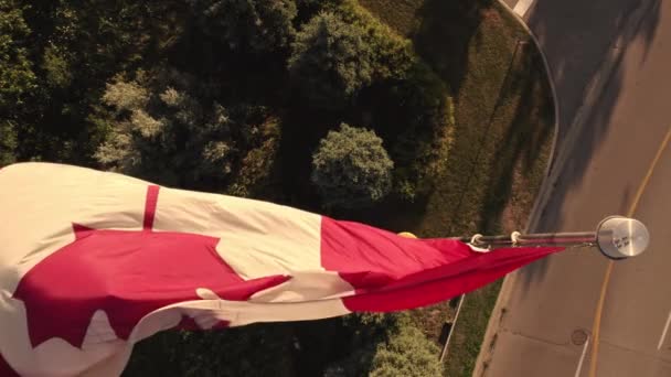 Zeitlupe Der Kanadischen Flagge Auf Mast Nationalflagge Von Kanada Feier — Stockvideo