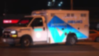 Toronto, Ontario, Kanada - 5 Aralık 2022: EMS Acil Tıbbi Hizmetler 'in yanıp sönen ışıkları. Ambulans gece kaza mahallinde. Yolun ortasında bir araba kazası..