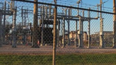 Elektrik şebekesi alt istasyonu ve Amerika 'da yüksek voltajlı elektrik santrali dönüştürücüsü. Şehir konutları ve EV şarj istasyonları için elektrik direkleri ve dağıtım kablolarına sahip elektrik santrali.