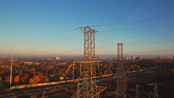 Wieża Transmisyjna Przewodami Złotej Godzinie Pylon Elektryczny Infrastruktura Linii Wysokiego — Wideo stockowe