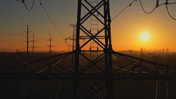 Wieże Elektryczne Wysokiego Napięcia Zachodzie Słońca Złotej Godzinie Linia Elektroenergetyczna — Wideo stockowe