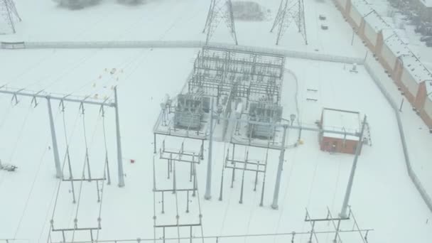 Σταθμός Δικτύου Υψηλής Τάσης Κατά Χειμερινή Καταιγίδα Πυλώνες Και Καλώδια — Αρχείο Βίντεο
