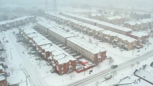 在严冬暴风雪中 空中的道路与房屋景观 冬季景观 从鸟瞰的角度来看冬季城市或城镇 大雪覆盖的街区的顶景 — 图库视频影像