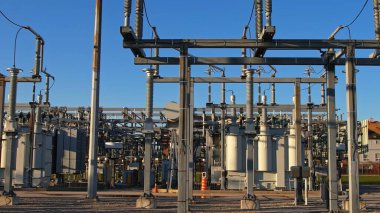 Elektrik şebekesi alt istasyonu ve Amerika 'da yüksek voltajlı elektrik santrali dönüştürücüsü. Şehir konutları ve EV şarj istasyonları için elektrik direkleri ve dağıtım kablolarına sahip elektrik santrali.