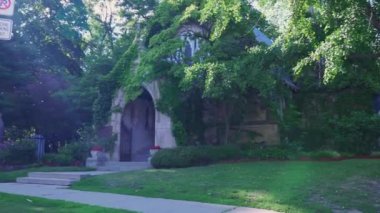 Toronto Krematoryum Kilisesi ya da yazın Cabbagetown 'da bulunan Necropolis Şapeli. Gotik tarzda sarı tuğladan yapılmış Toronto, Ontario, Kanada - 12 Temmuz 2022