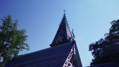 Toronto Krematoryum Kilisesi ya da yazın Cabbagetown 'da bulunan Necropolis Şapeli. Gotik tarzda sarı tuğladan yapılmış Toronto, Ontario, Kanada - 12 Temmuz 2022