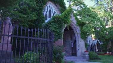 Toronto Krematoryum Kilisesi ya da yazın Cabbagetown 'da bulunan Necropolis Şapeli. Gotik tarzda sarı tuğladan yapılmış Toronto, Ontario, Kanada - 12 Temmuz 2022