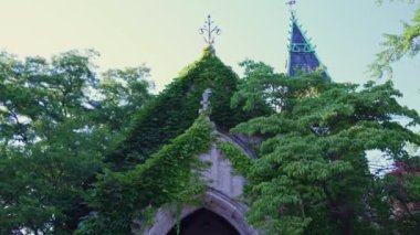 Yazın Cabbagetown 'da bulunan Necropolis Kilisesi veya Toronto Krematoryum Kilisesi. Miras Koruma Bölgesi: Toronto, Ontario, Kanada - 12 Temmuz 2022