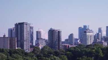 Toronto 'nun panoramik manzarası gün batımında Ontario Gölü' nün yakınında dağınık bulutlarda yükseliyor. Toronto silueti sıcak yaz mevsiminde: Toronto, Ontario, Kanada - 12 Temmuz 2022