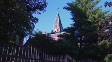 Toronto Krematoryum Kilisesi ya da yazın Cabbagetown 'da bulunan Necropolis Şapeli. Gotik tarzda sarı tuğladan yapılmış Toronto, Ontario, Kanada - 12 Temmuz 2022