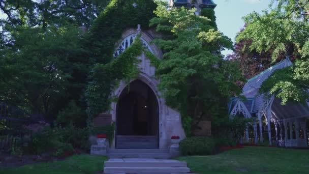 夏のネクロポリス礼拝堂やトロント火葬場礼拝堂は キャベツタウンに位置しています 遺産保護区 カナダ オンタリオ州トロント 2022年7月12日 — ストック動画