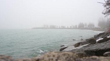 Foggy Lake Ontario sahnesi Kanada 'da ağır çekimde. Mistik karanlık sisli manzaralı kış mevsimi. Korkunç mistik ağır sis dumanı ve sis havası..
