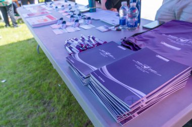 2. Geleneksel İki Ruh Toplantısı 'nda Kanada Booth' u seçin. Birinci Milletlerin 2 Ruhlu İnsanları. İşaretli eşyalar, demokrasiye ilham kaynağı, sivil eylem bilgisi: Toronto, Ontario, Kanada - 27 Mayıs 2023.