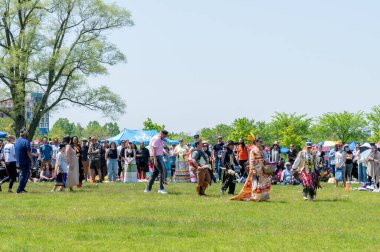 İki Ruh Pow, Birinci Milletlerin İki Ruhlu İnsanları tarafından sunuluyor. Yarışma ve kutlama. Toronto, Ontario, Kanada - 27 Mayıs 2023.