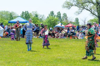 Pow Wow, Geleneksel Kadınlar Jingle dansında Şifa ya da tıp elbisesi giyiyorlar. 2. Geleneksel İki Ruh Toplantısı, 1. Milletlerin 2 Ruhlu Halkı: Toronto, Ontario, Kanada - 27 Mayıs 2023.