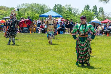 Pow Wow, Geleneksel Kadınlar Jingle dansında Şifa ya da tıp elbisesi giyiyorlar. 2. Geleneksel İki Ruh Toplantısı, 1. Milletlerin 2 Ruhlu Halkı: Toronto, Ontario, Kanada - 27 Mayıs 2023.