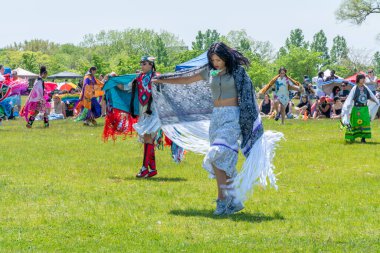 Genç ve genç kadınlar geleneksel dans kıyafetleriyle Pow Wow, 2. Geleneksel İki Ruh Toplantısı, 1. Milletlerin 2 Ruhlu Halkı: Toronto, Ontario, Kanada - 27 Mayıs 2023.