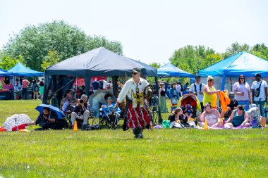Pow wow, süslü tüy dansçıları, Amerikan yerlileri geleneksel kıyafetleriyle dans ediyorlar. Toronto, Ontario, Kanada, 27 Mayıs 2023 'te 2-Ruhlar Toplantısı' na katılmış..