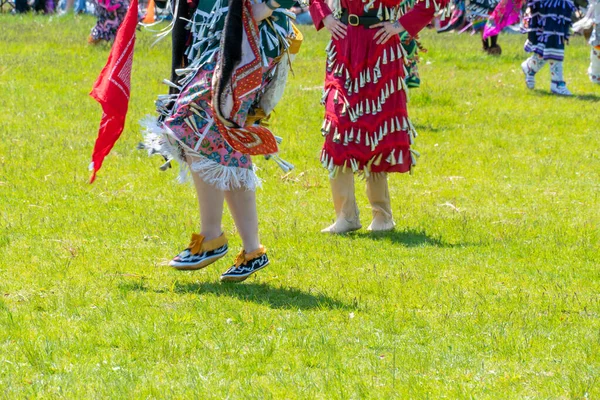 传统舞蹈和竞赛 多伦多第2届年度双灵巫师会 由第一民族的双灵人在下城公园主持 — 图库照片