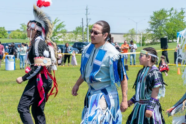 二つの御霊の力第一世界の二つの御霊の民が主催しています 競争とお祝い Powwow先住民族のパフォーマー トロント オンタリオ州 カナダ 2023年5月27日 — ストック写真